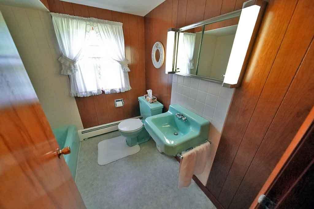 33 Maple Street Houlton, ME 04730 - Photo 41 of 80 2nd-floor-bath-33-maple