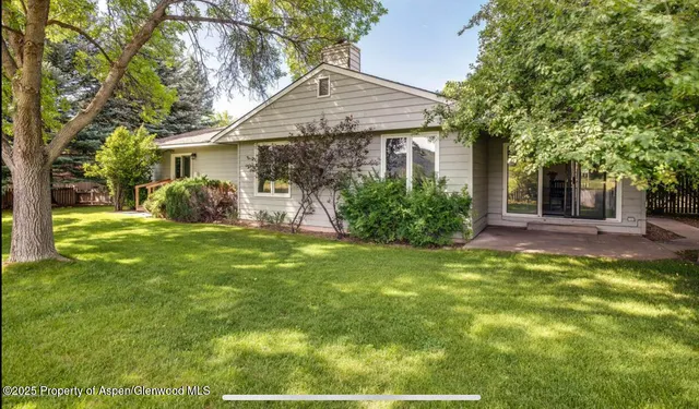 a view of an ocean and a building