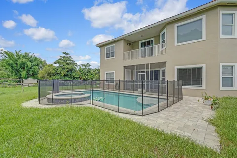 a view of empty room with wooden floor and ceiling fan