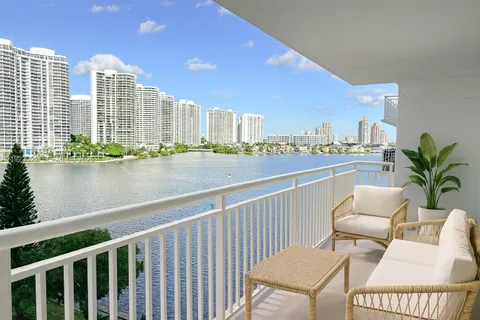 $500,000 | 301 174th Street, Unit 820, Sunny Isles Beach, FL 33160