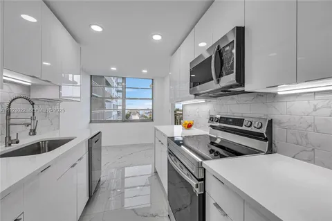 $500,000 | 301 174th Street, Unit 820, Sunny Isles Beach, FL 33160