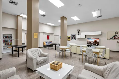 $500,000 | 301 174th Street, Unit 820, Sunny Isles Beach, FL 33160