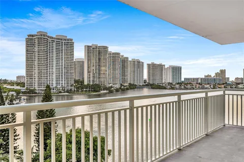 $500,000 | 301 174th Street, Unit 820, Sunny Isles Beach, FL 33160
