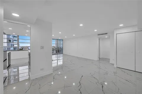 $500,000 | 301 174th Street, Unit 820, Sunny Isles Beach, FL 33160