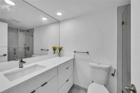 $500,000 | 301 174th Street, Unit 820, Sunny Isles Beach, FL 33160