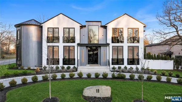 $5,900,000 | 11 Roberts Road, Englewood Cliffs, NJ 07632