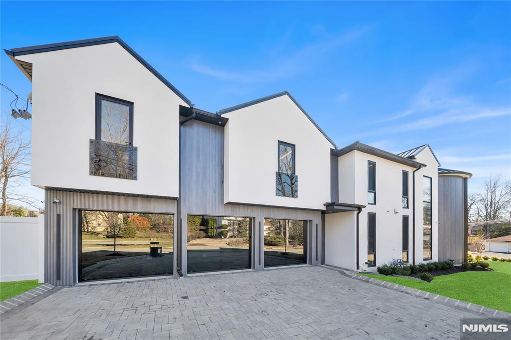 11 Roberts Road Englewood Cliffs, NJ 07632 - Photo 3 of 50