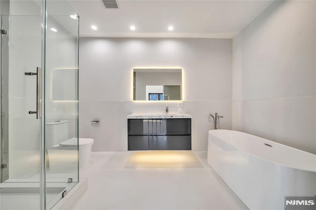 11 Roberts Road Englewood Cliffs, NJ 07632 - Photo 33 of 50