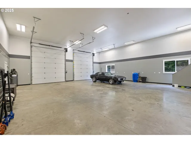 a view of a livingroom with furniture