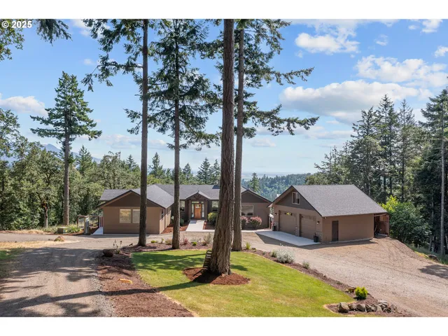 a view of a house with backyard