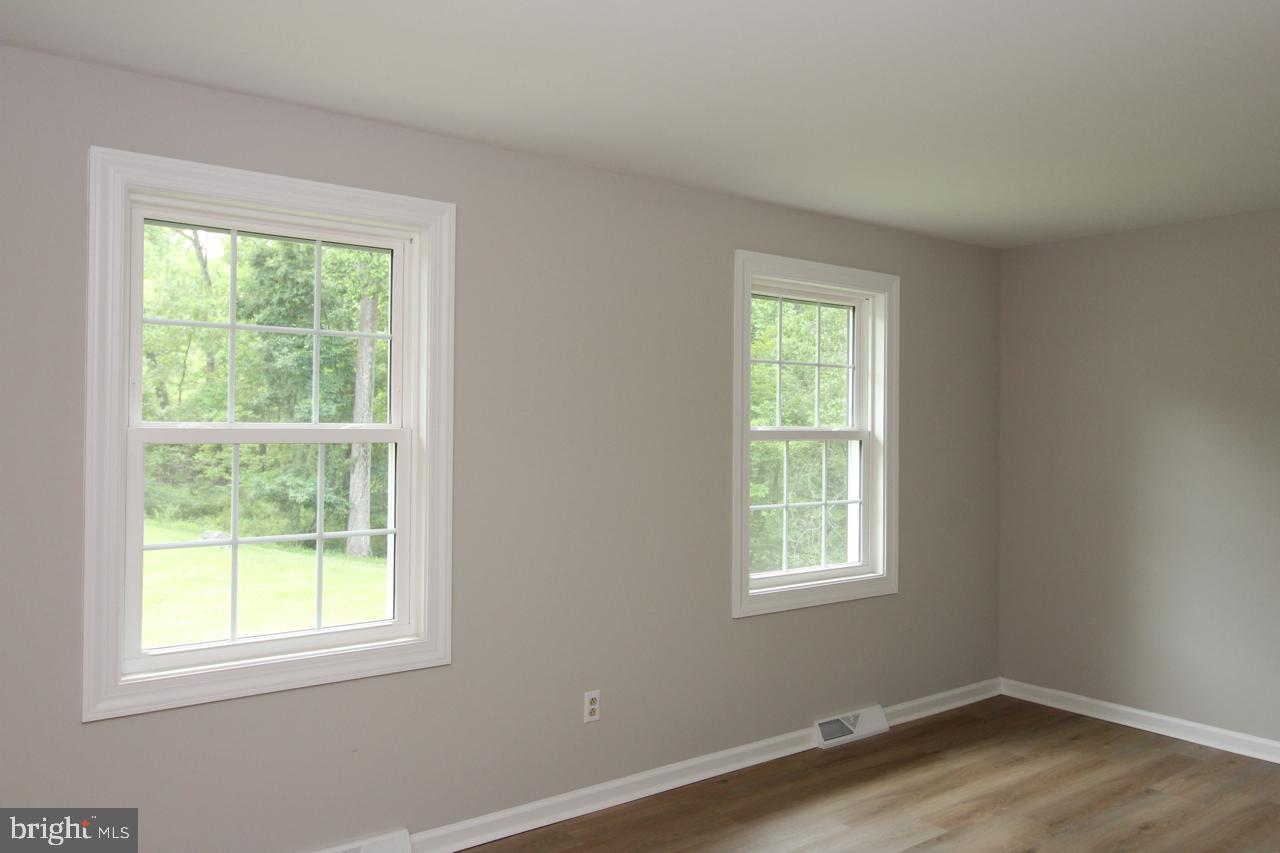 117 Midway Road Phoenixville, PA 19460 - Photo 9 of 49 Living Rm Frnt View