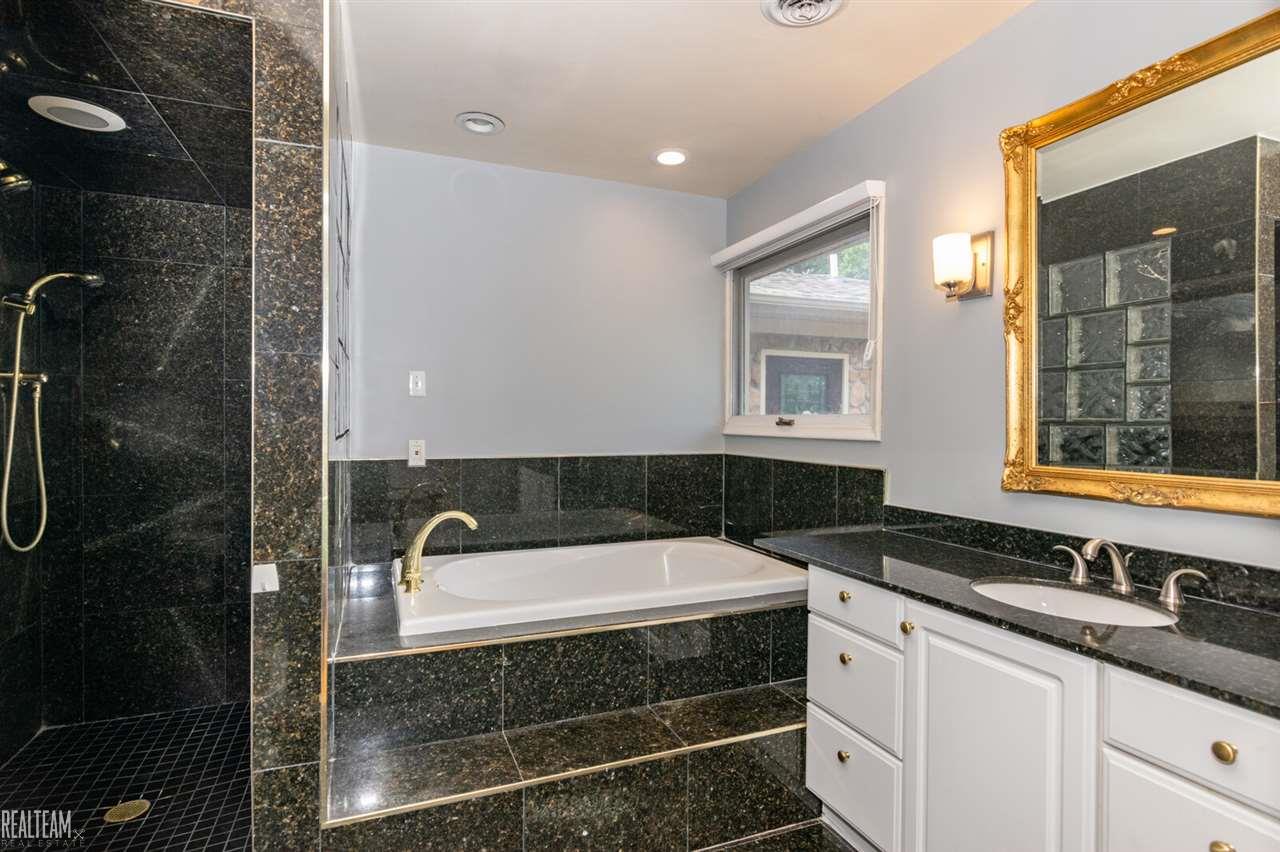 307 Oaklane Drive Rochester, MI 48306 - Photo 15 of 37 50024766-14.JPG