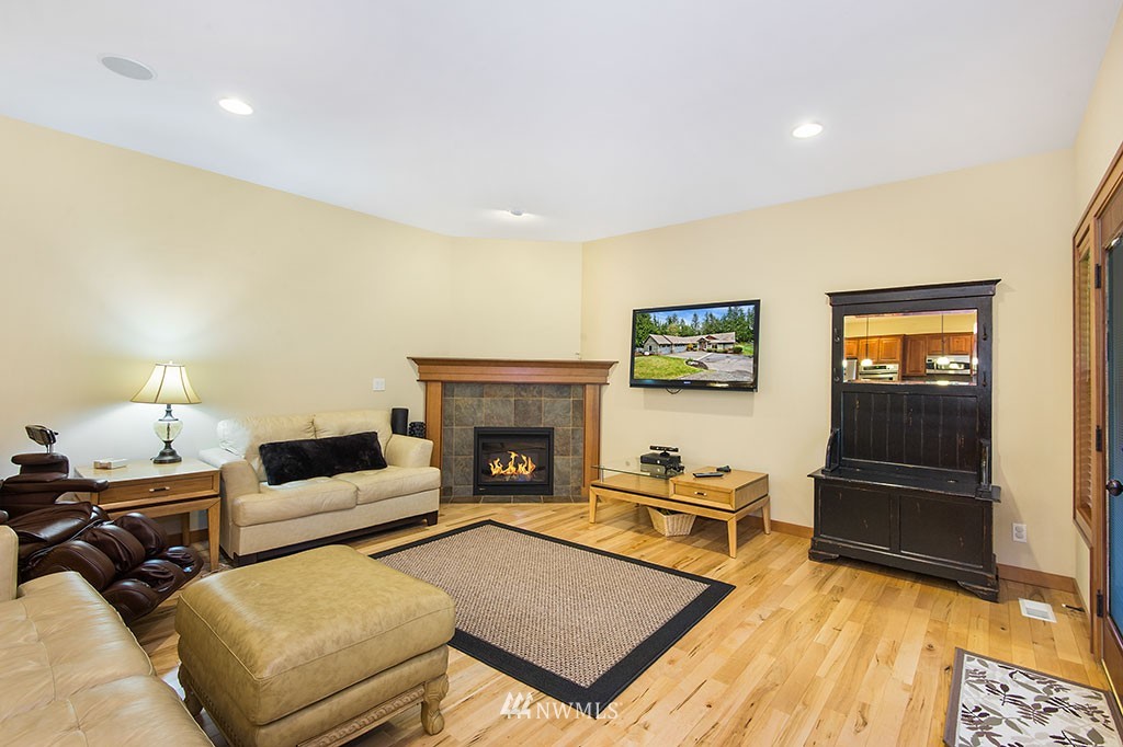 8413 Southeast View Park Road Port Orchard, WA 98367 - Photo 11 of 25 Gallery Image 11