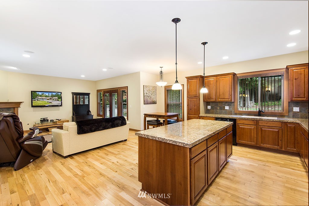 8413 Southeast View Park Road Port Orchard, WA 98367 - Photo 6 of 25 Gallery Image 6