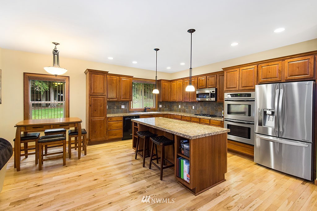 8413 Southeast View Park Road Port Orchard, WA 98367 - Photo 7 of 25 Gallery Image 7