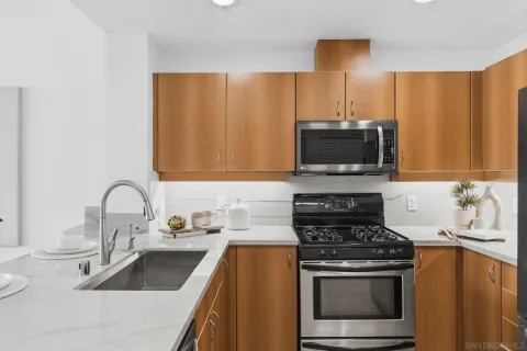 $675,000 | 300 West Beech Street, Unit 1705, San Diego, CA 92101