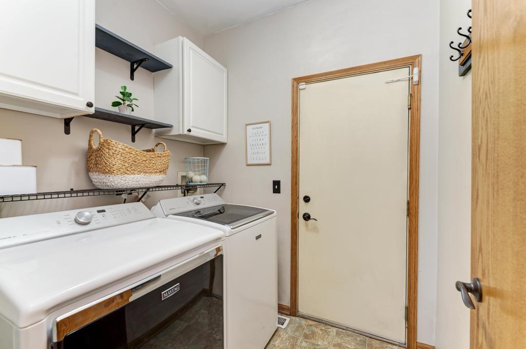 460 Springwood Lane Bolingbrook, IL 60440 - Photo 20 of 35 a utility room with dryer and washer