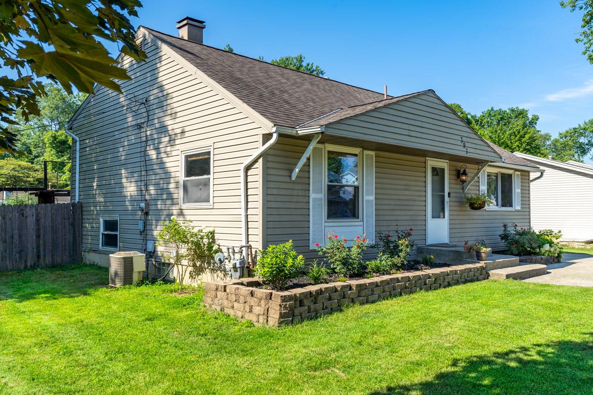 393 Hermitage Road Columbus, OH 43230 - Photo 2 of 32