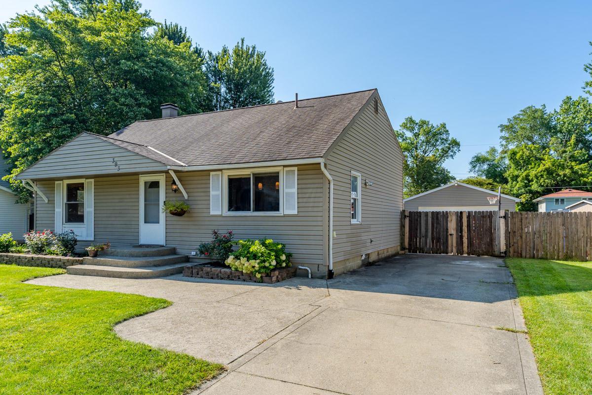 393 Hermitage Road Columbus, OH 43230 - Photo 3 of 32