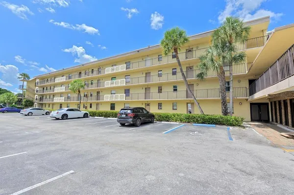 $1,900 | 9355 Southwest 8th Street, Unit 401, Boca Raton, FL 33428