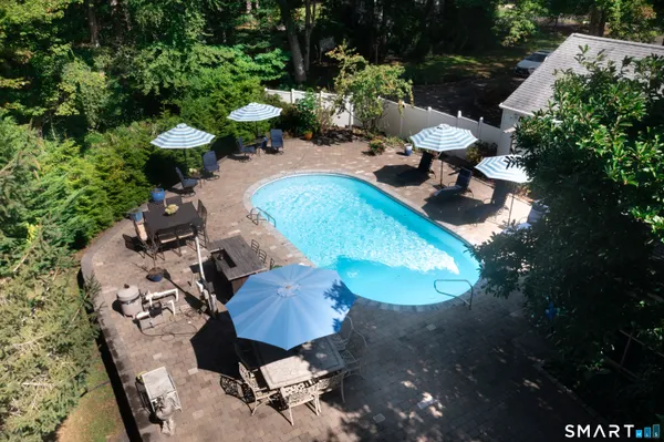 a view of a backyard