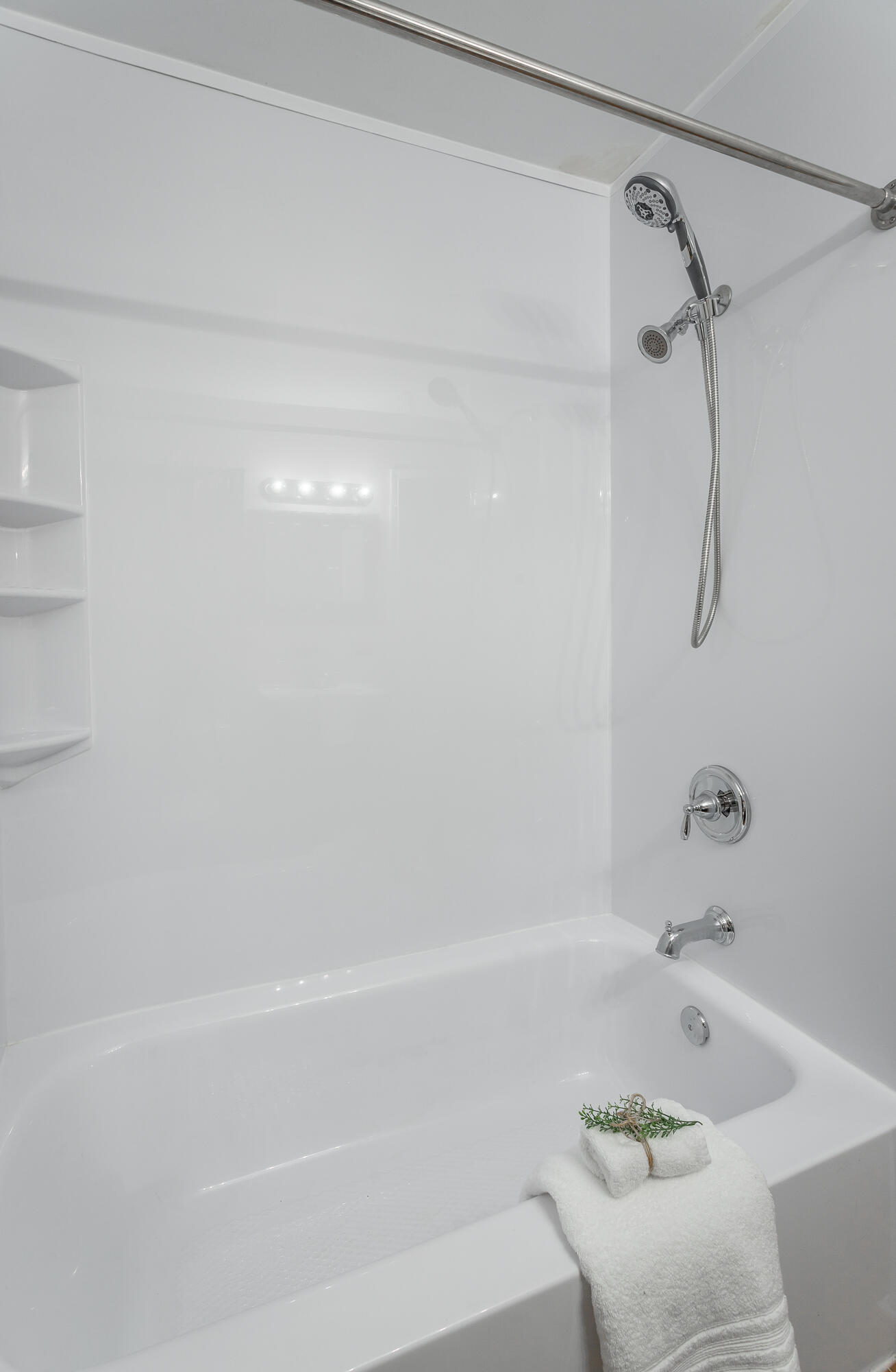 1119 Fernway Road Chattanooga, TN 37405 - Photo 33 of 53 Bathtub