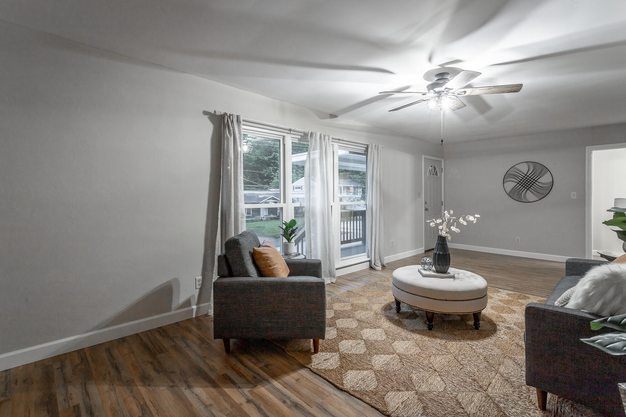 1119 Fernway Road Chattanooga, TN 37405 - Photo 8 of 53 Living Room