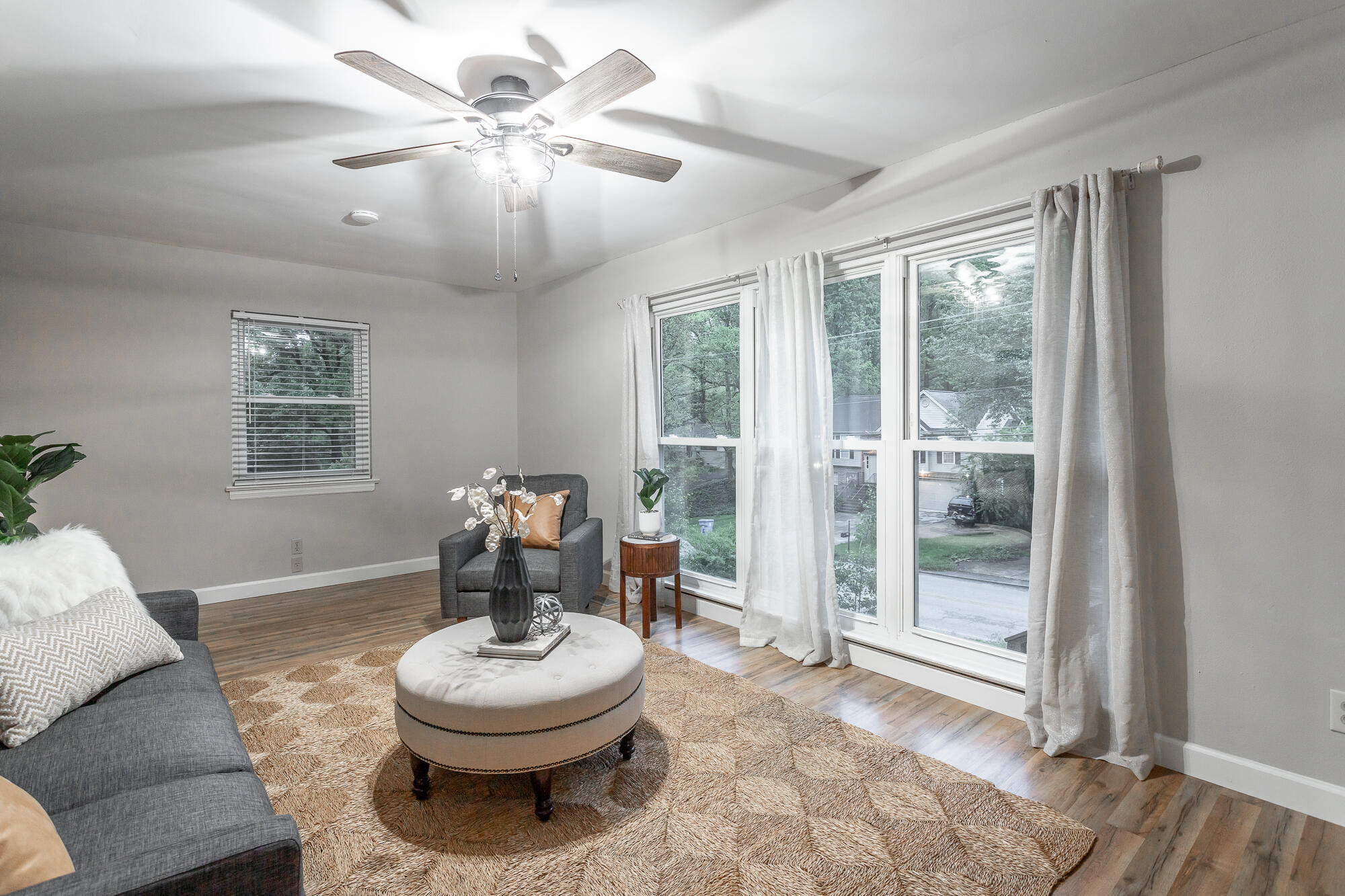 1119 Fernway Road Chattanooga, TN 37405 - Photo 10 of 53 Living Room