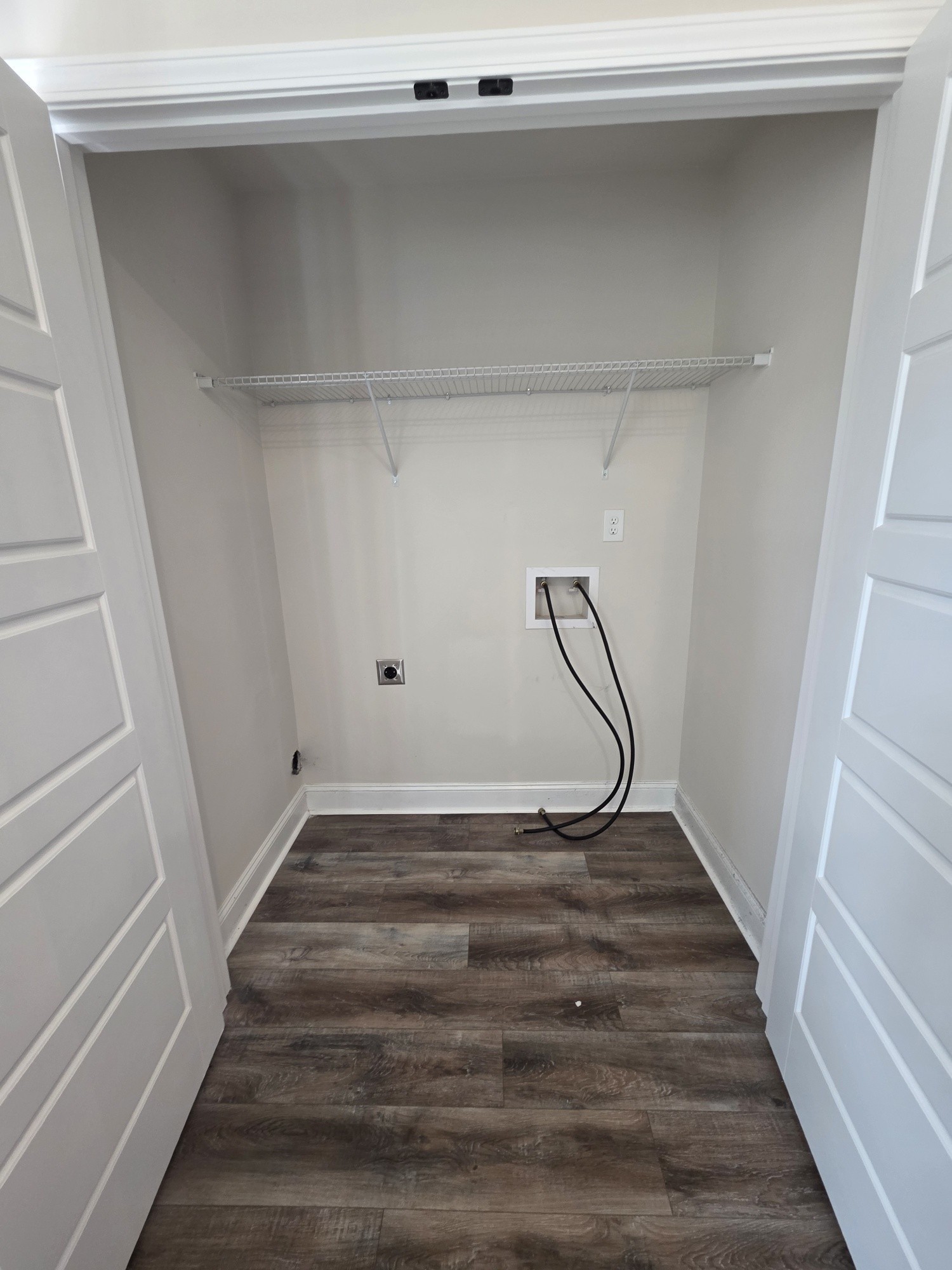 550 Peachers Mill Road, Unit E2 Clarksville, TN 37042 - Photo 4 of 11 a bathroom with a sink and a mirror