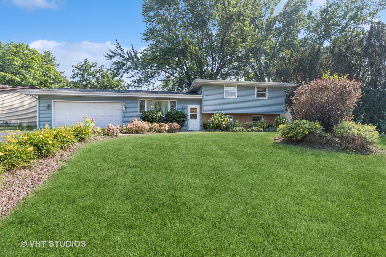 2107 Meadow Drive Lindenhurst, IL 60046 - Photo 2 of 18 a house view with a garden space