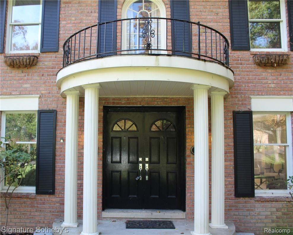 236 Beechview Drive Rochester, MI 48306 - Photo 8 of 23 51 Exterior Front Entrance.jpg