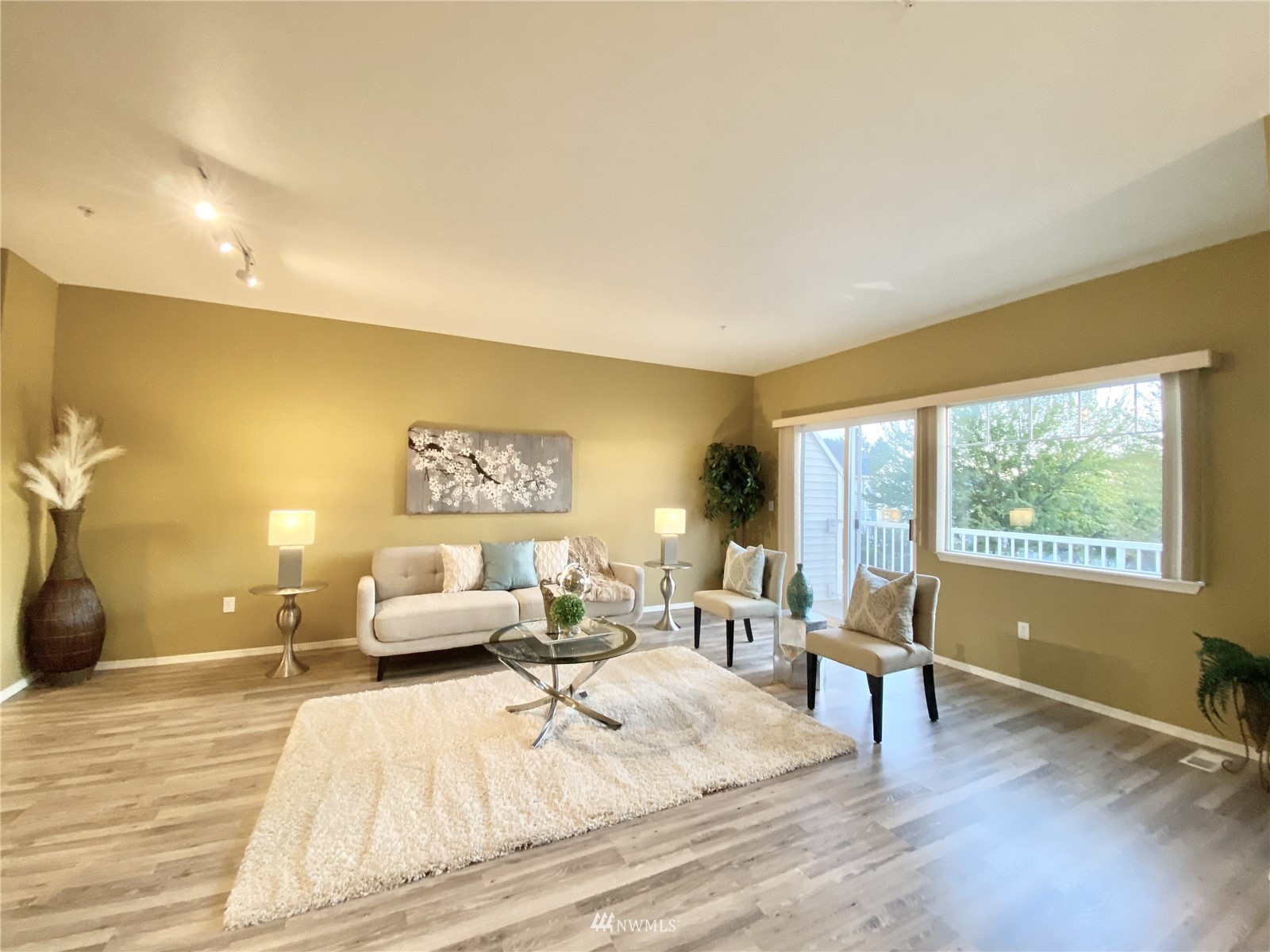4700 Talbot Road South, Unit 4604 Renton, WA 98055 - Photo 5 of 22 a living room with furniture and a table