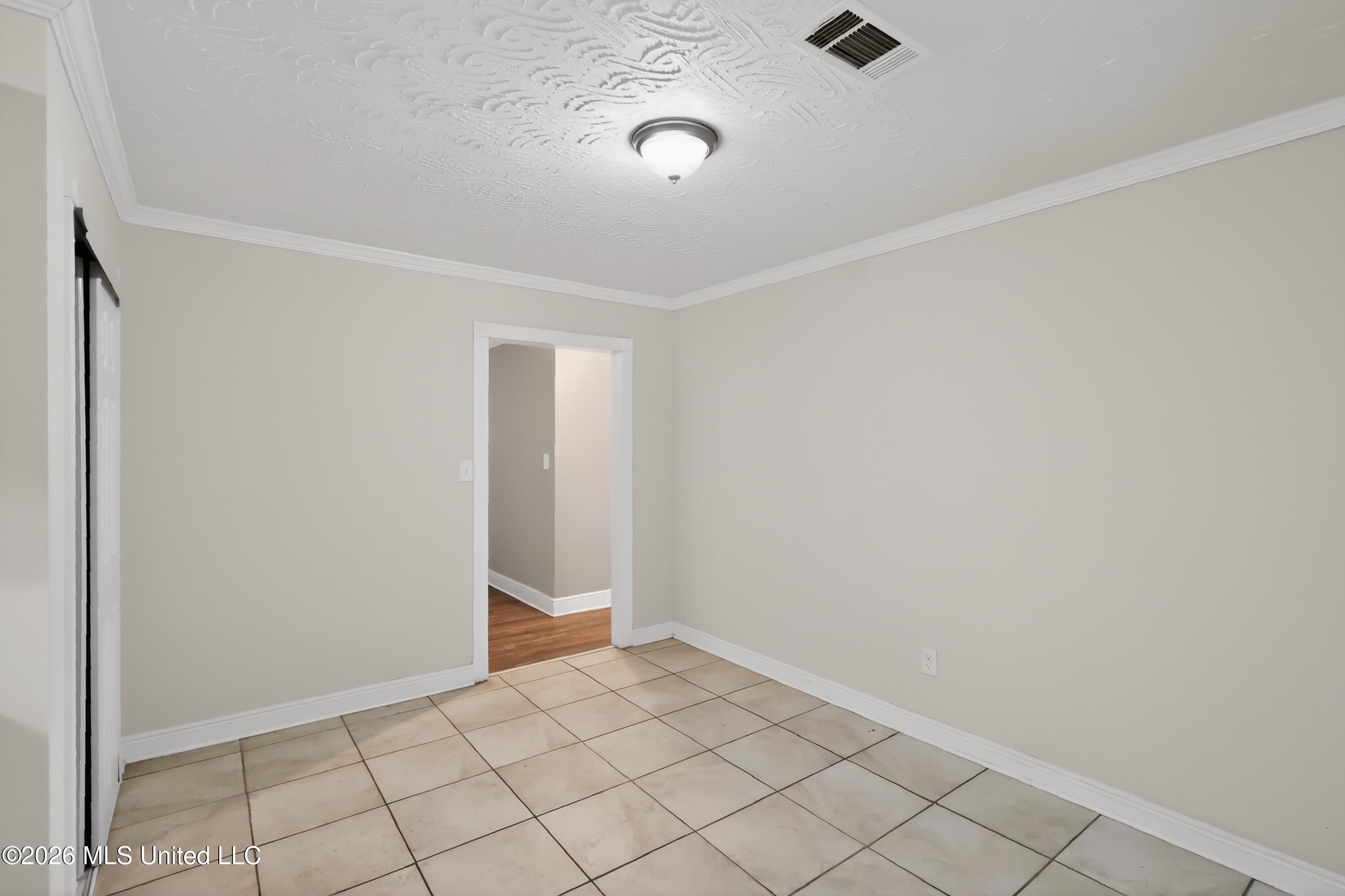 4003 West Lake Road Jackson, MS 39212 - Photo 11 of 38 11_4003_W_Lake_Rd-Living_room-5506