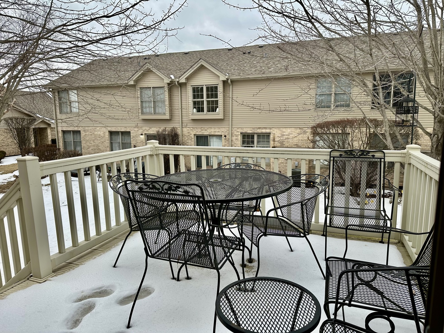 11904 Somerset Road Orland Park, IL 60467 - Photo 17 of 38 a view of a patio with table and chairs with wooden floor and fence
