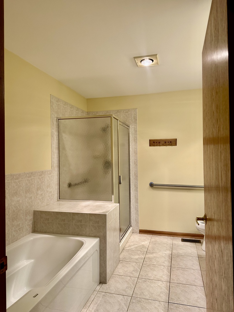11904 Somerset Road Orland Park, IL 60467 - Photo 24 of 38 a bathroom with a bathtub and a shower