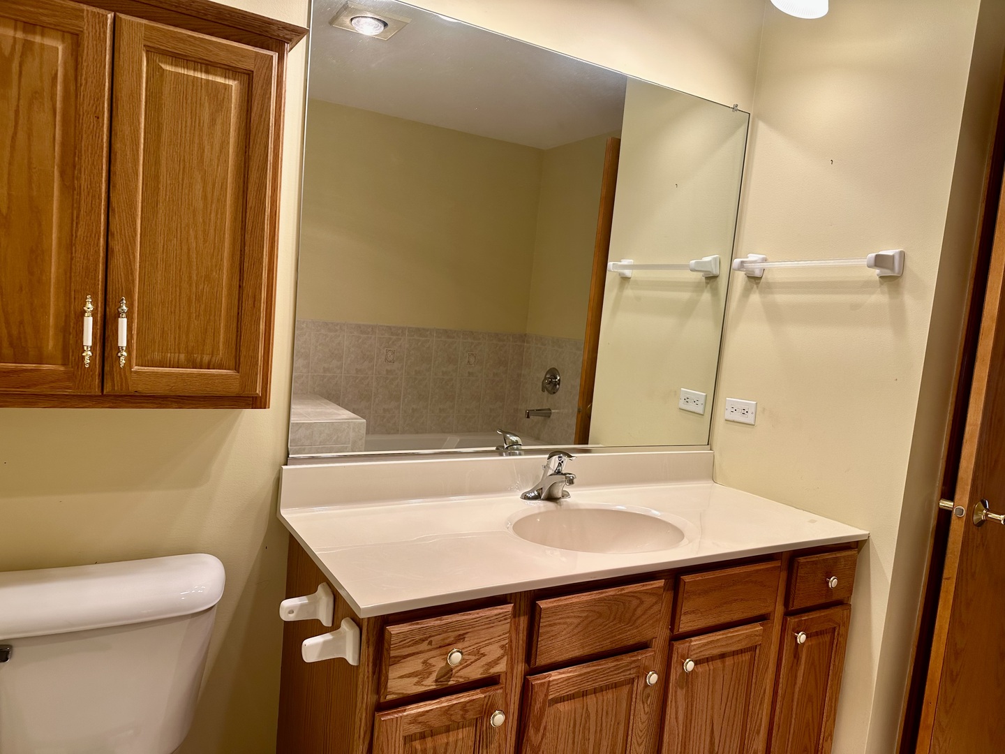 11904 Somerset Road Orland Park, IL 60467 - Photo 25 of 38 a bathroom with a sink a toilet and shower