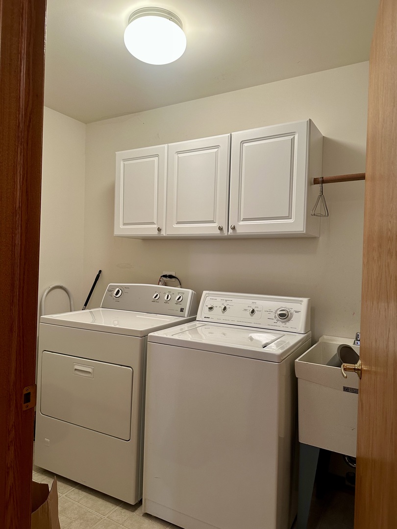 11904 Somerset Road Orland Park, IL 60467 - Photo 28 of 38 a utility room with dryer and washer