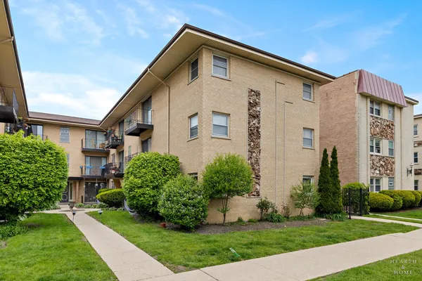 $275,000 | 4204 North Keystone Avenue, Unit 2C, Chicago, IL 60641