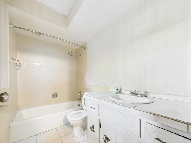 $320,000 | 2208 Fiesta Drive, Joliet, IL 60432