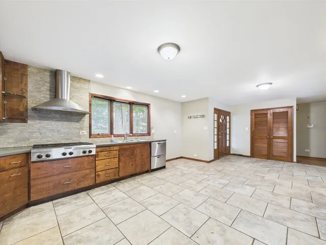 $320,000 | 2208 Fiesta Drive, Joliet, IL 60432