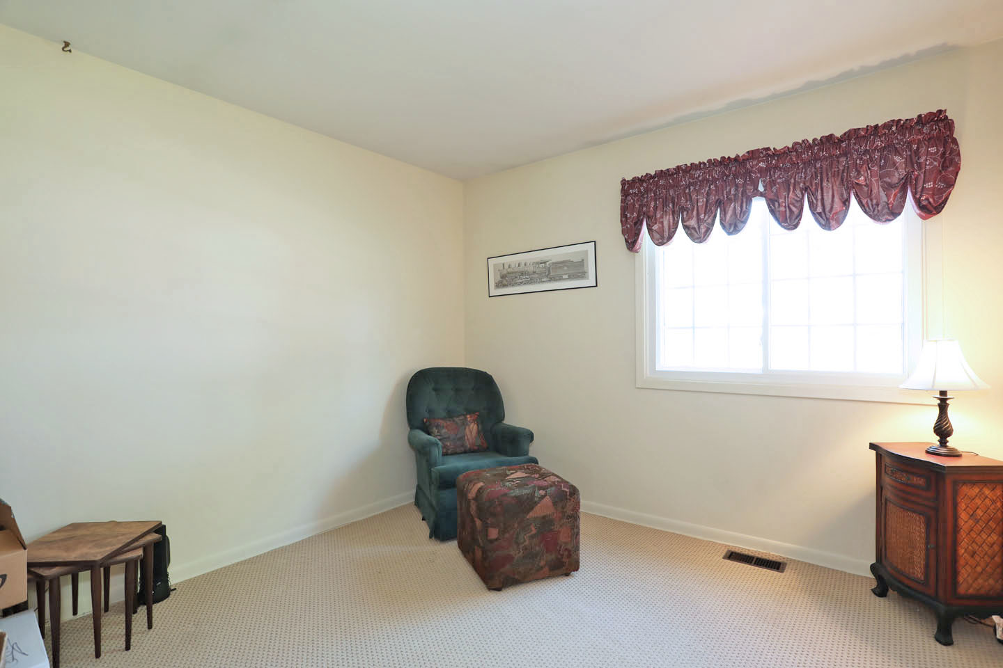 645 South Ardmore Avenue Addison, IL 60101 - Photo 15 of 28 a room with a window