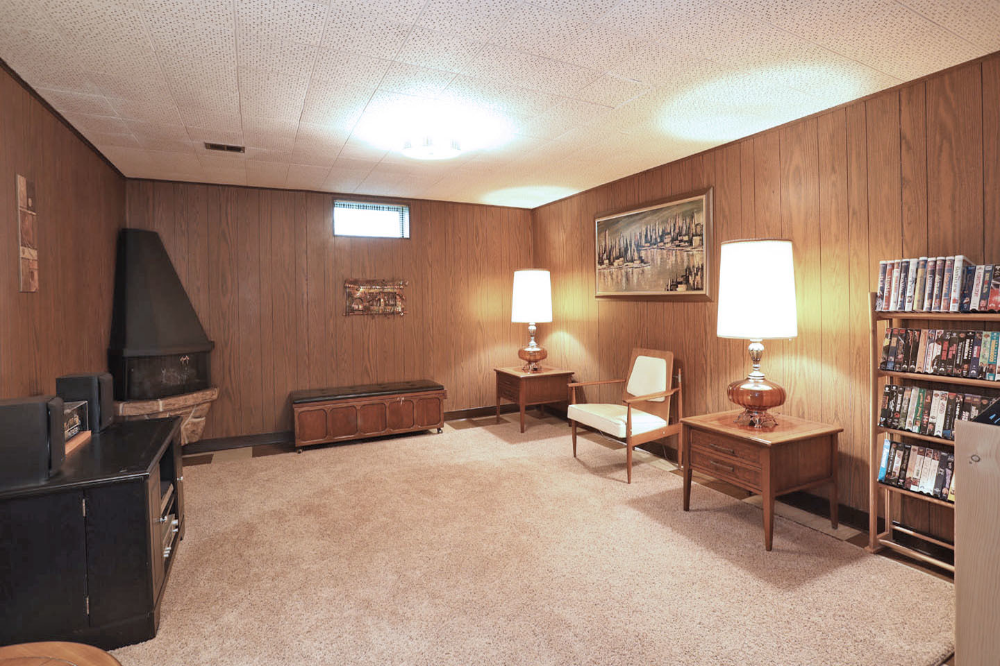 645 South Ardmore Avenue Addison, IL 60101 - Photo 18 of 28 a bedroom with furniture and a book shelf