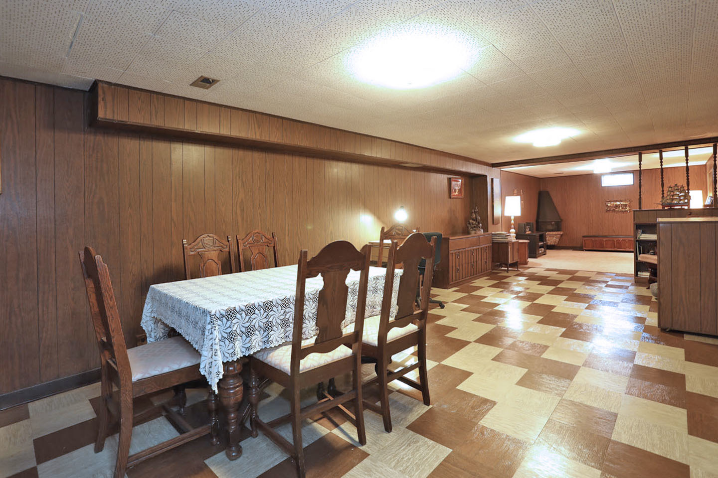 645 South Ardmore Avenue Addison, IL 60101 - Photo 20 of 28 a dining room with a table and chairs