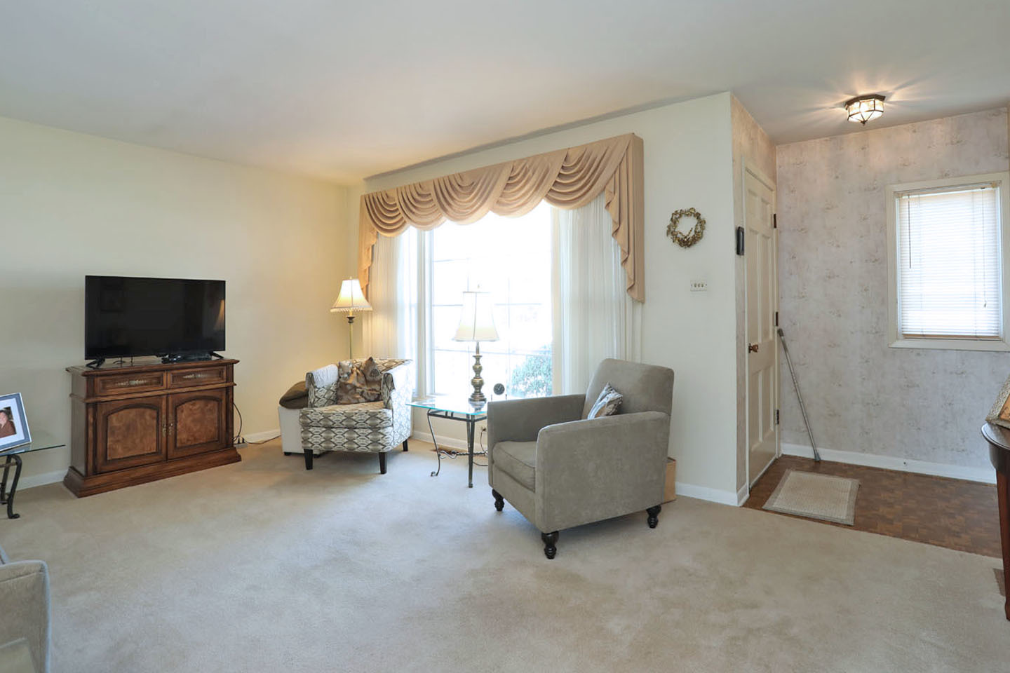 645 South Ardmore Avenue Addison, IL 60101 - Photo 4 of 28 a living room with furniture and a flat screen tv