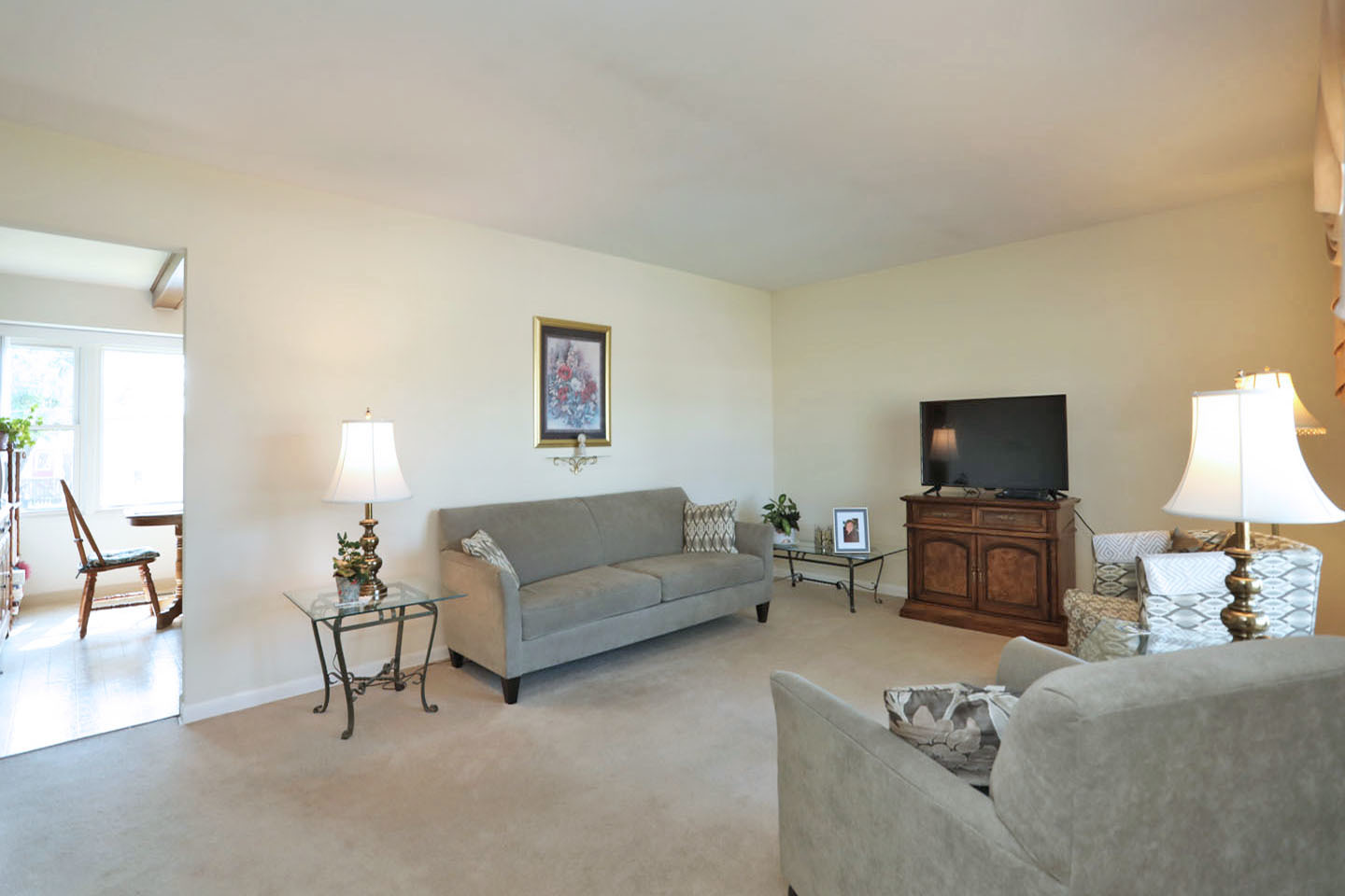 645 South Ardmore Avenue Addison, IL 60101 - Photo 5 of 28 a living room with furniture and a flat screen tv