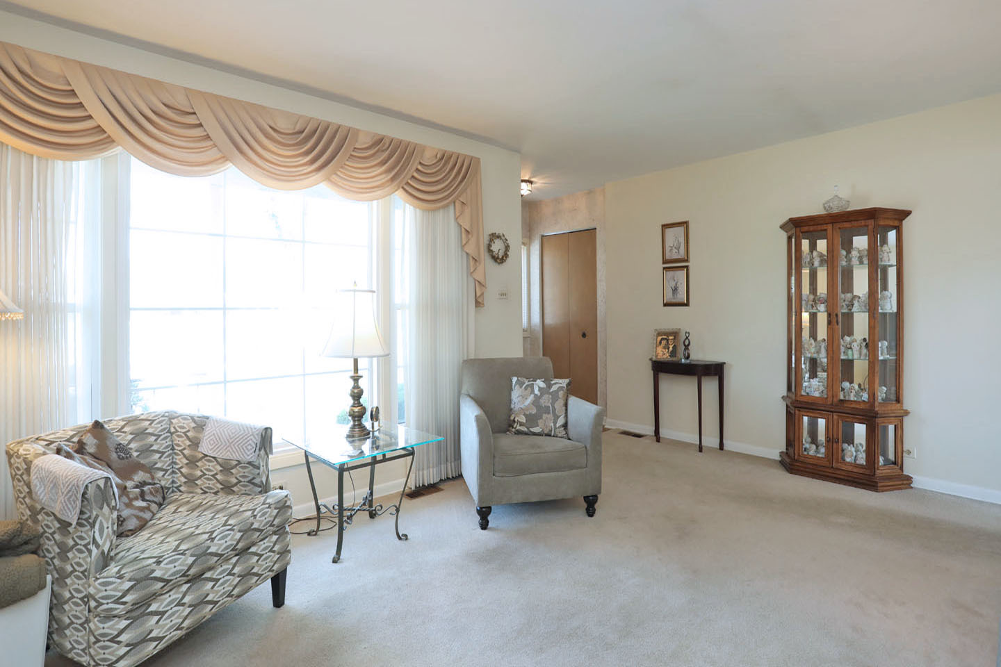 645 South Ardmore Avenue Addison, IL 60101 - Photo 7 of 28 a living room with furniture and a window