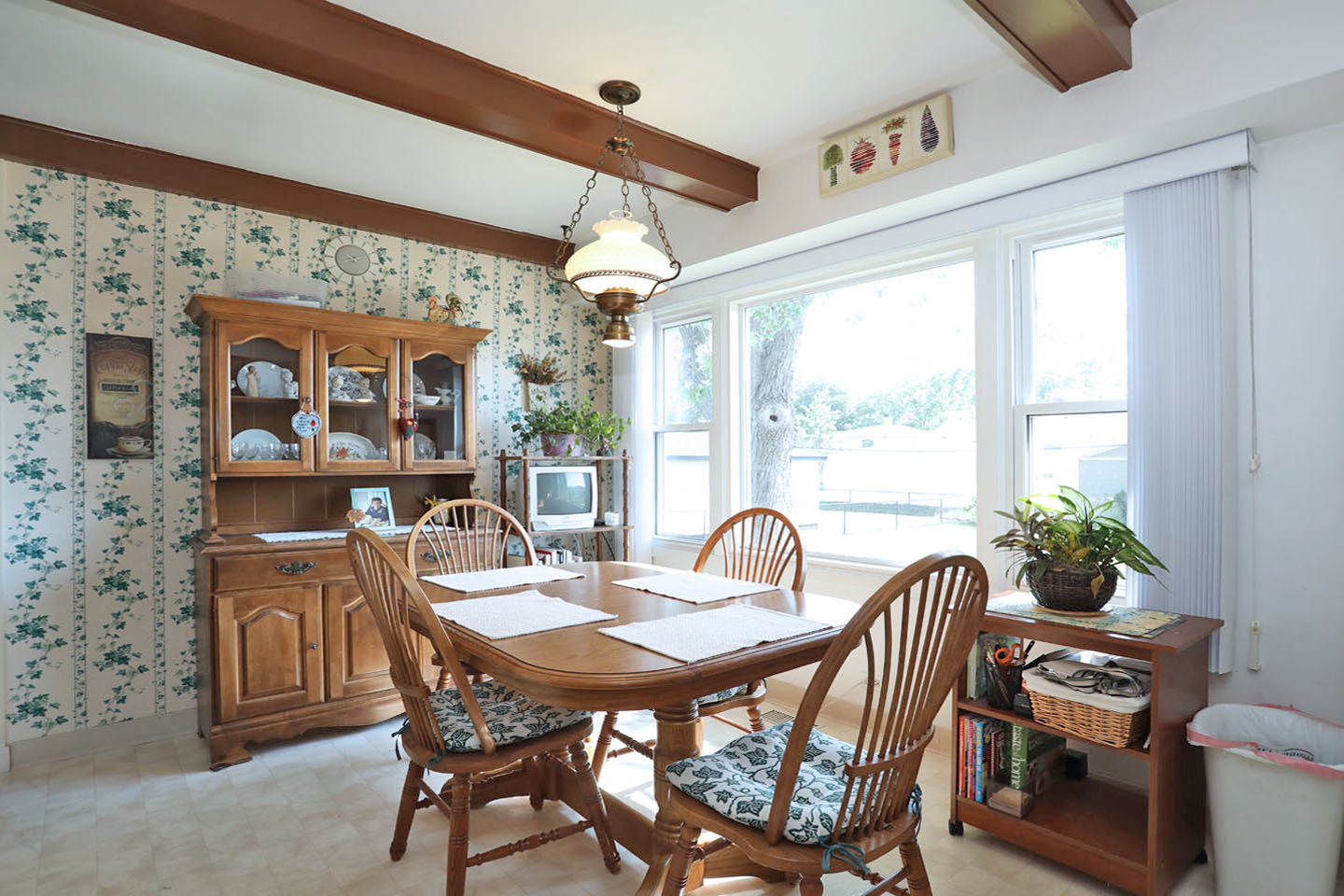 645 South Ardmore Avenue Addison, IL 60101 - Photo 9 of 28 a view of a dining room with furniture window and outside view