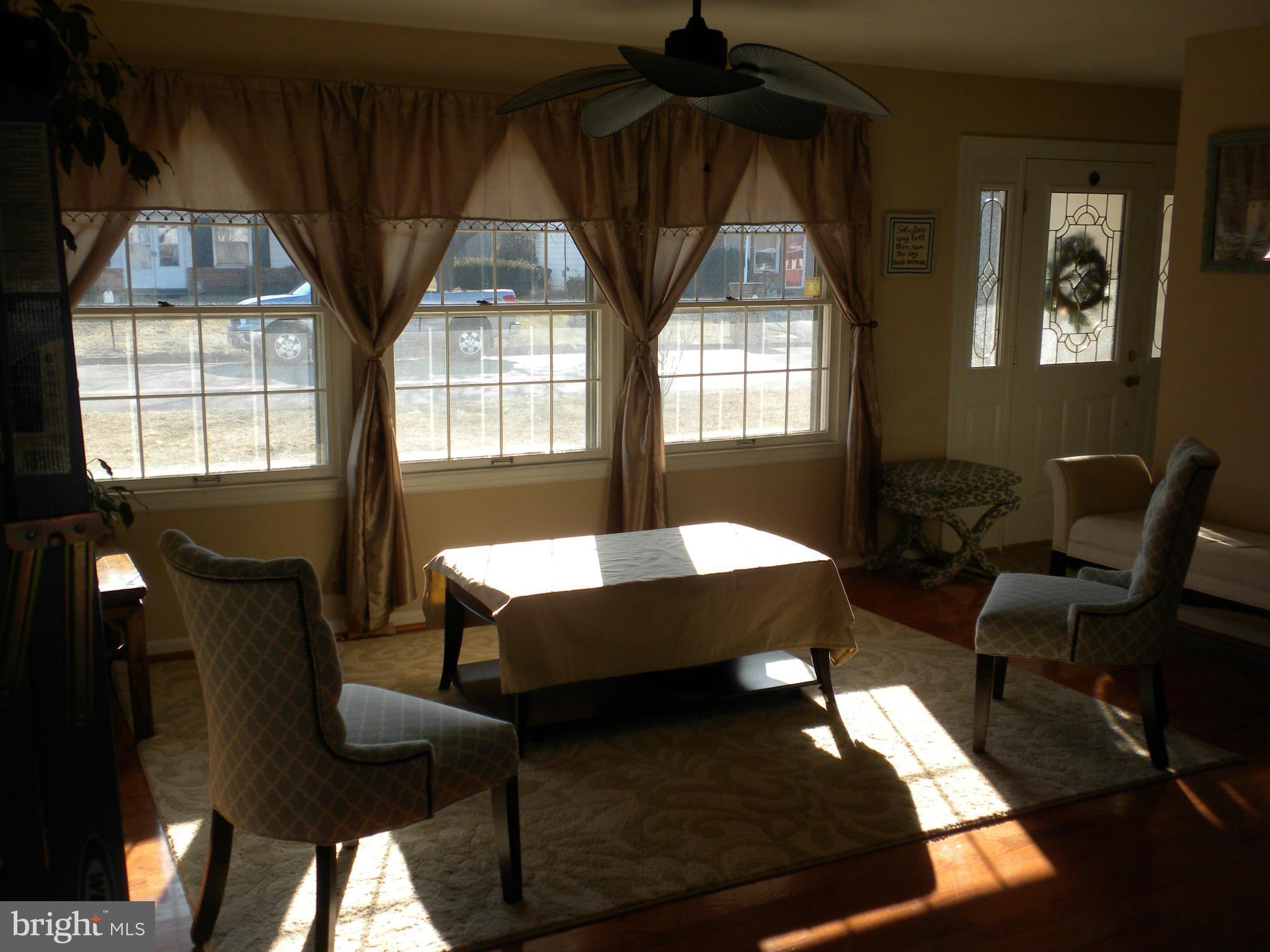 313 East Tazewell Road Sterling, VA 20164 - Photo 8 of 22 Living Room