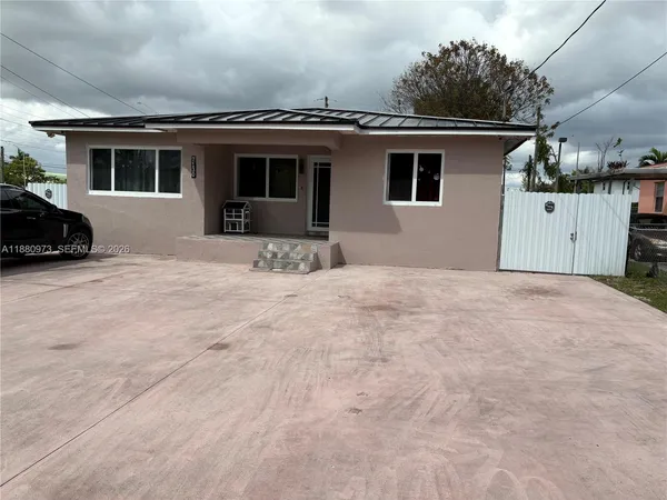 a view of a house with a backyard