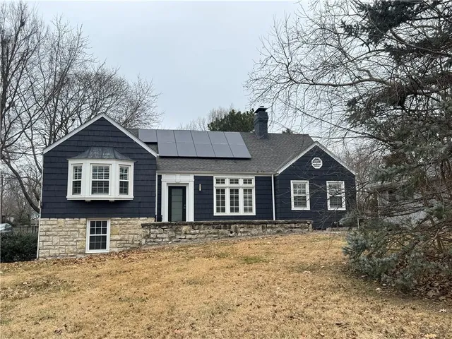 $355,000 | 102 Northeast Briarcliff Parkway, Kansas City, MO 64116